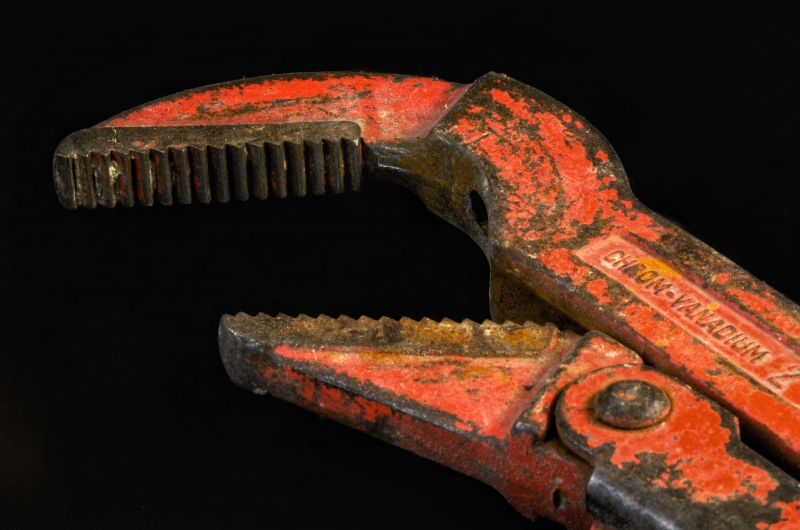 plombier-BRIGNOLES-min_pipe-wrench-318084